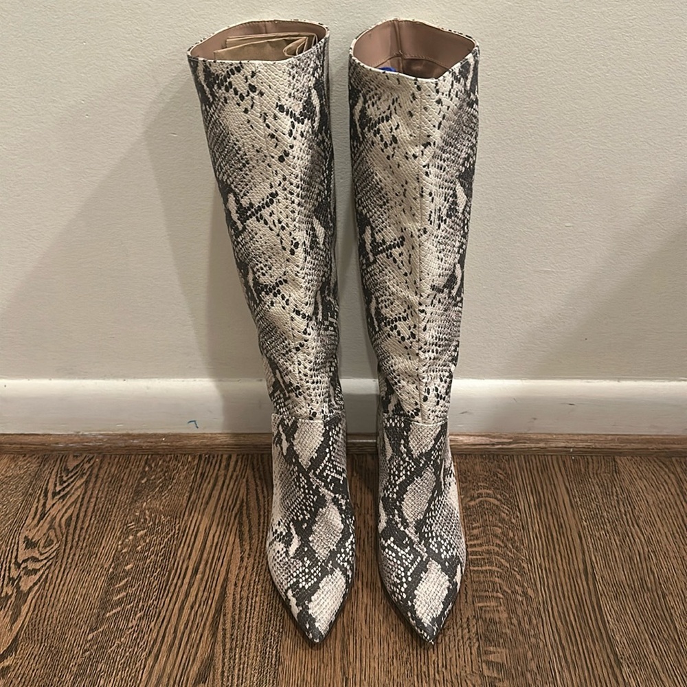 Ladies boots size 8